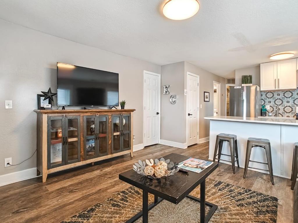 Heart Of Westport 1Br Villa Kansas City Bagian luar foto