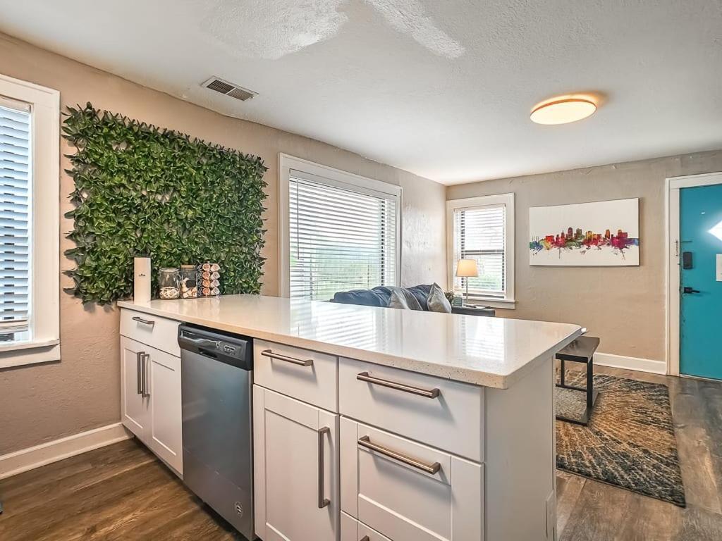 Heart Of Westport 1Br Villa Kansas City Bagian luar foto